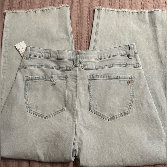 NWT Democracy
Women's "Ab" Solution Skyrise Frayed-Hem Wide-Leg Boyfriend Jeans - Picture 7 of 15